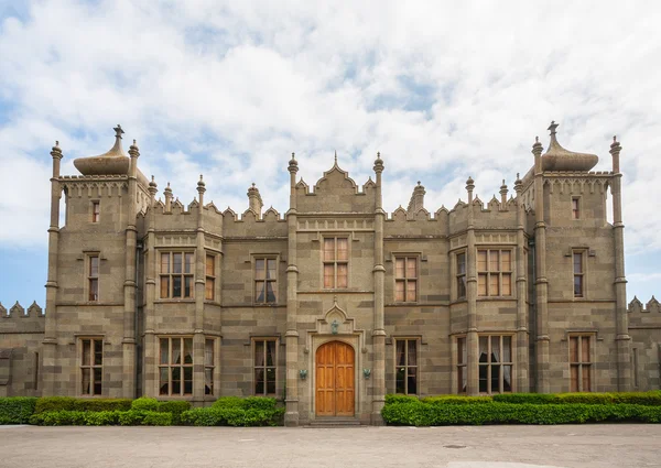 Vorontsov Palace, bushes and mountains — Stock Photo, Image