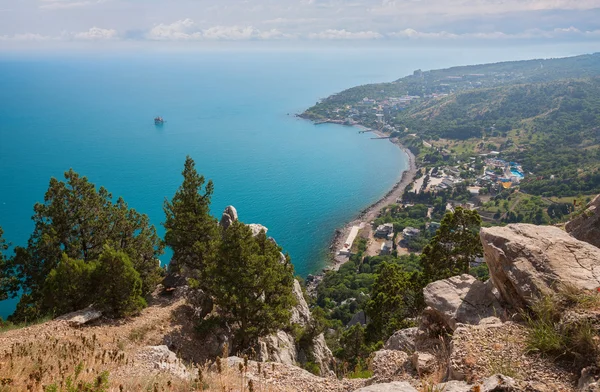 Bahía azul cerca de la ciudad de Simeiz en Crimea —  Fotos de Stock