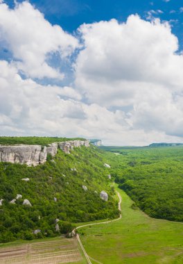 dağlar, gökyüzü ve Kırım'da yeşil alanlar