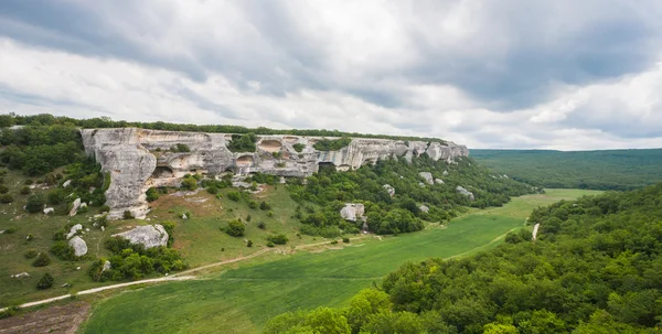 Montagnes, ciel et champs verts en Crimée — Photo