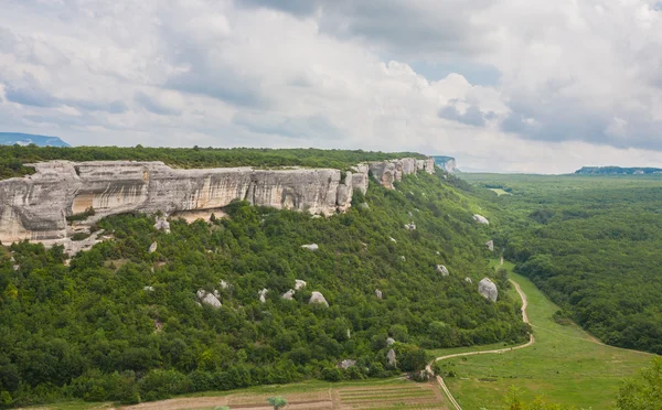 Mountains, sky and green fields in the Crimea — Stock Photo, Image