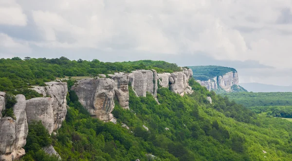 Góry, niebo i zielone pola na Krymie — Zdjęcie stockowe