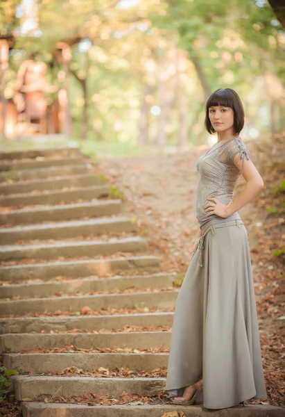 Belle fille dans une forêt — Photo