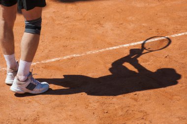 Gölge kortta tenis oyuncusu