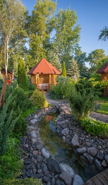 Gazebo in aangelegde tuin — Stockfoto