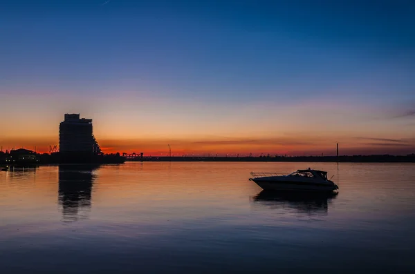 Sailing boat silhouette and golden sunset — Stock Photo, Image