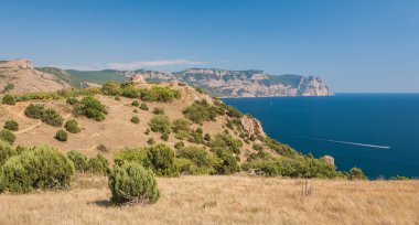 plaj kayalar ve deniz arasında. Karadeniz, Ukrayna.