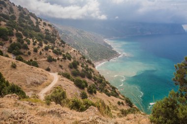 plaj kayalar ve deniz arasında. Karadeniz, Ukrayna.