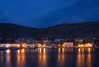 gece vakti koyda kar maskesi