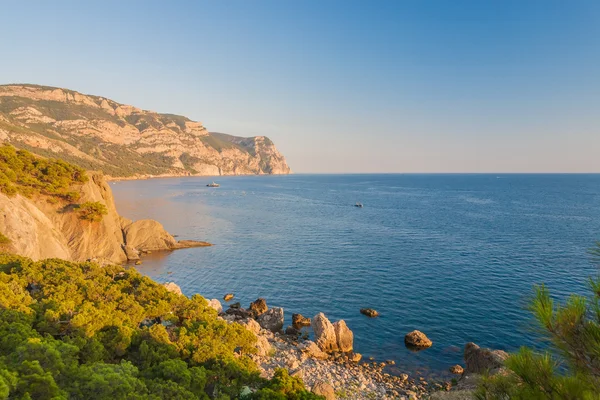 Beach between rocks and sea. Black Sea, Ukraine. — Stock Photo, Image