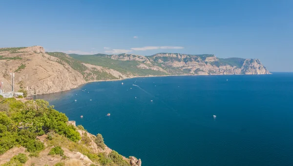 Playa entre rocas y mar. Mar Negro, Ucrania . — Foto de Stock