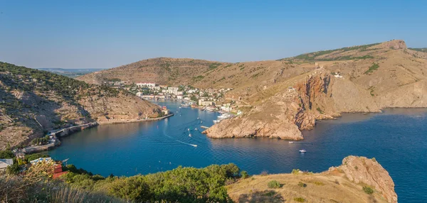 Montañas de Crimea forman la ciudad de Balaklava —  Fotos de Stock