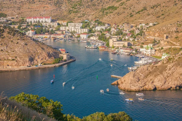 Stadt in der Bucht von Balaklava. Blick nach oben. — Stockfoto