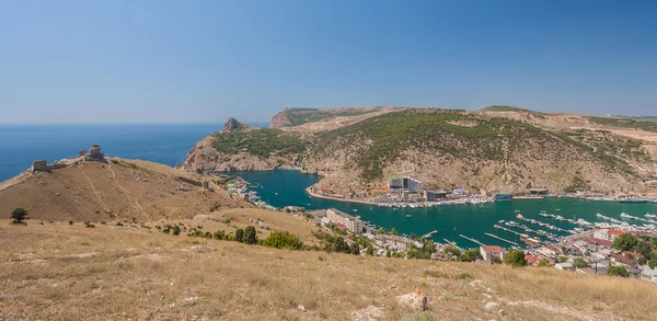 Vue sur l'entrée de la baie pittoresque Balaklava — Photo