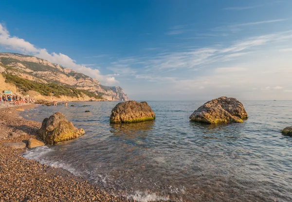 Plaj kayalar ve deniz arasında. Karadeniz, Ukrayna. — Stok fotoğraf