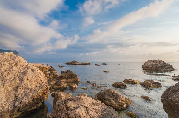 Havet, stranden och stenar. — Stockfoto