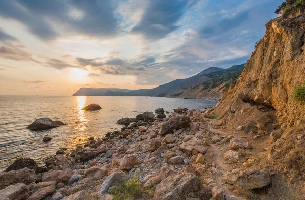 Havet, stranden och stenar — Stockfoto