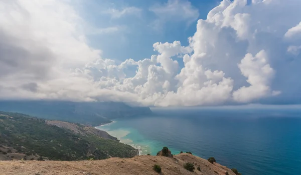 Берег между скалами и морем. Черное море, Украина . — стоковое фото