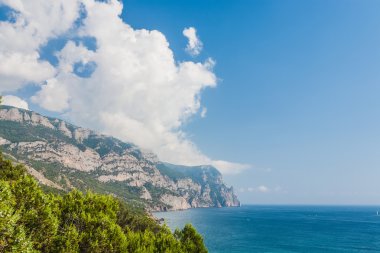 plaj kayalar ve deniz arasında. Karadeniz, Ukrayna.
