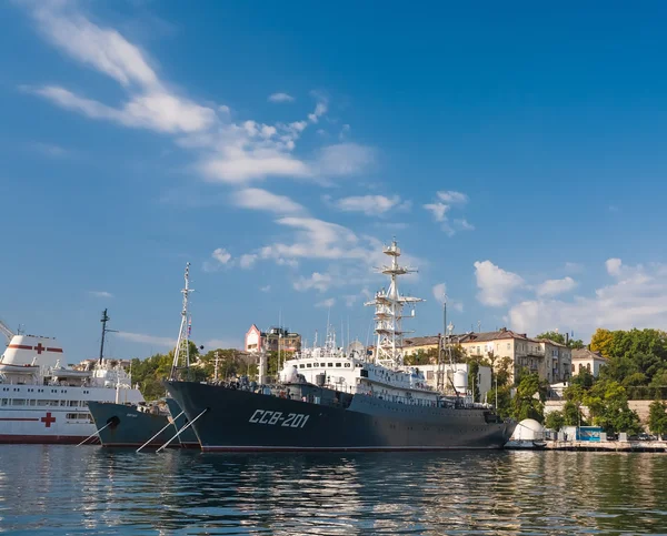 O navio militar na baía naval de Sebastopol — Fotografia de Stock