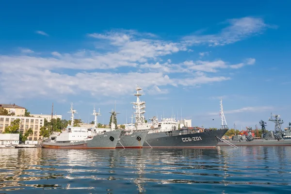 O navio militar na baía naval de Sebastopol — Fotografia de Stock
