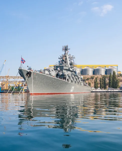 The military ship in naval bay of Sevastopol — Stock Photo, Image