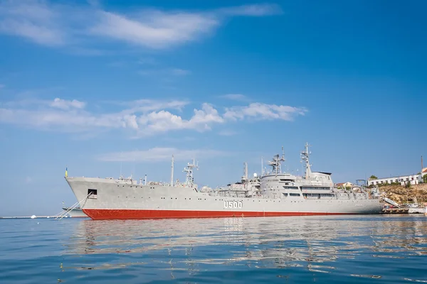 O navio militar na baía naval de Sebastopol — Fotografia de Stock
