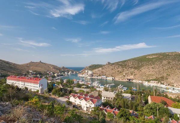 Stadt in der Bucht von Balaklava. Blick nach oben. — Stockfoto