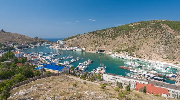 Stadt in der Bucht von Balaklava. Blick nach oben. — Stockfoto