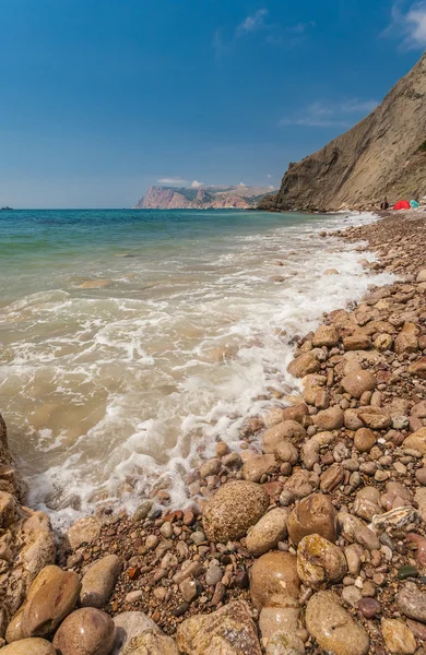 Plage entre rochers et mer. Mer Noire, Ukraine . — Photo