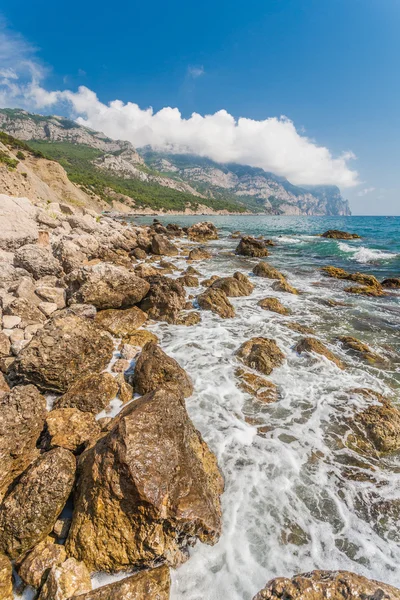 Spiaggia tra scogli e mare. Mar Nero, Ucraina . — Foto Stock