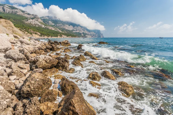 Plaj kayalar ve deniz arasında. Karadeniz, Ukrayna. — Stok fotoğraf