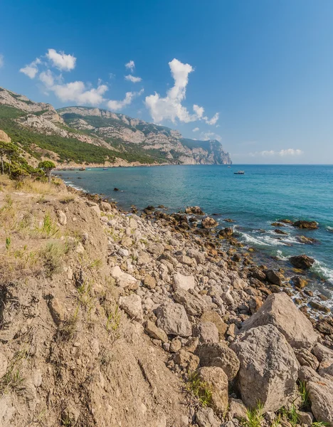 Plaj kayalar ve deniz arasında. Karadeniz, Ukrayna. — Stok fotoğraf