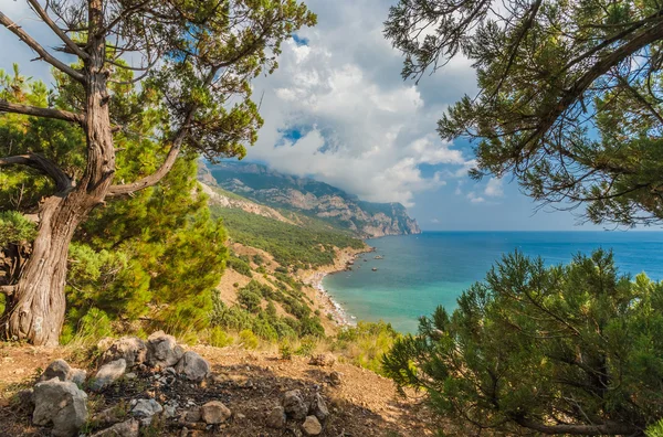 Pláž mezi skalami a mořem. Černé moře, Ukrajina. — Stock fotografie