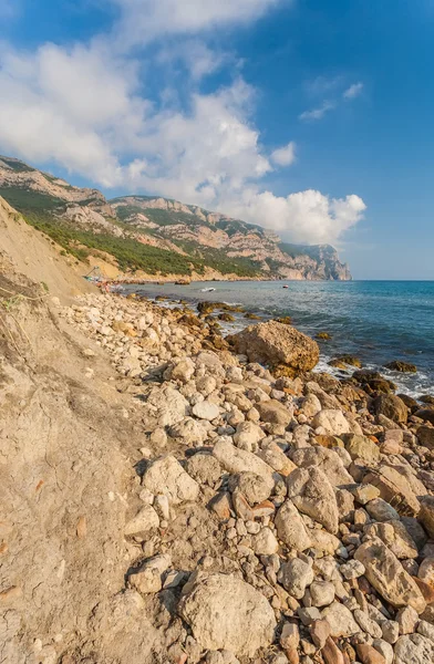 Pláž mezi skalami a mořem. Černé moře, Ukrajina. — Stock fotografie
