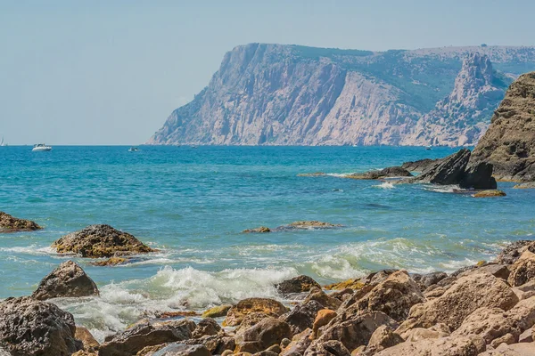 Strand tussen rotsen en zee. Zwarte Zee, Oekraïne. — Stockfoto