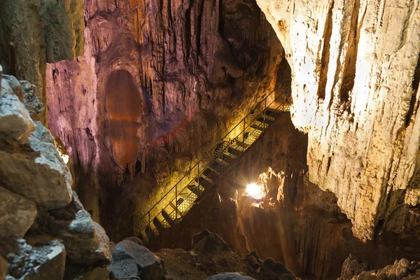 Caverna de estalactite na Crimeia. Ucrânia — Fotografia de Stock