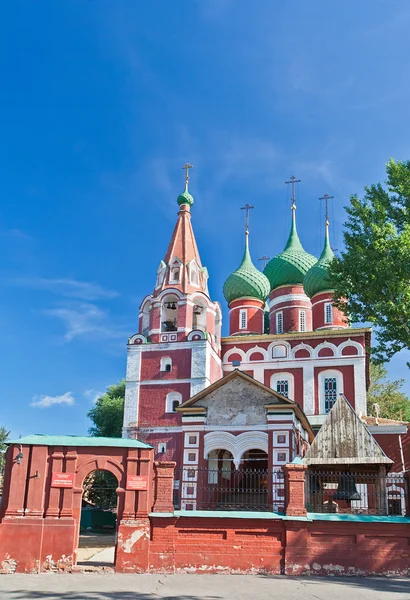 Utsikt över den gamla kyrkan i Jaroslavl — Stockfoto