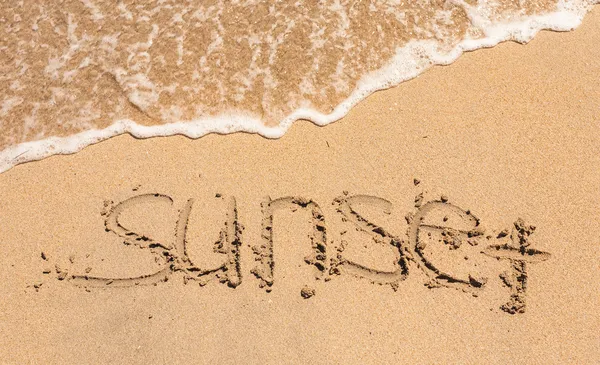 Palavra por do sol escrito na areia — Fotografia de Stock