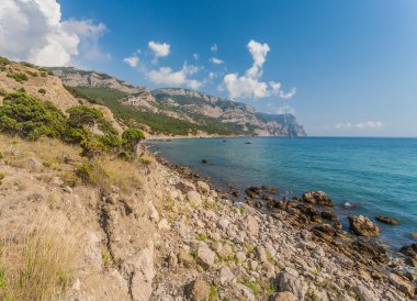 plaj kayalar ve deniz arasında. Karadeniz, Ukrayna.