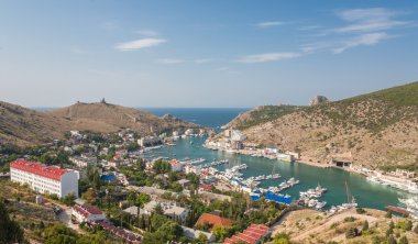 kar maskesi koy şehirde. üstte görüntüle.