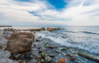 plaj ve deniz mavi gök taşı.