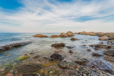 plaj ve deniz mavi gök taşı.