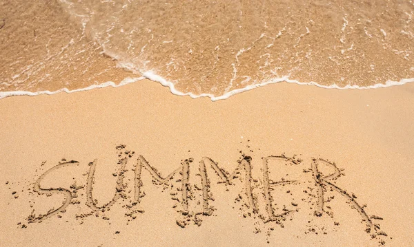 Slovo léto na písečné pláži — Stock fotografie