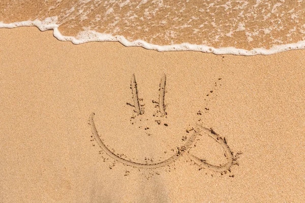 Ήλιο, γραμμένο στην άμμο σε μια παραλία — Φωτογραφία Αρχείου