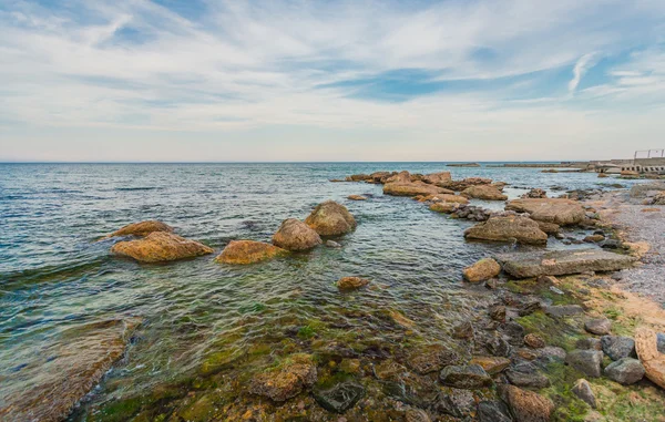 Piedras en la playa, mar y cielo azul . —  Fotos de Stock