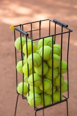 sepet ve tenis topları