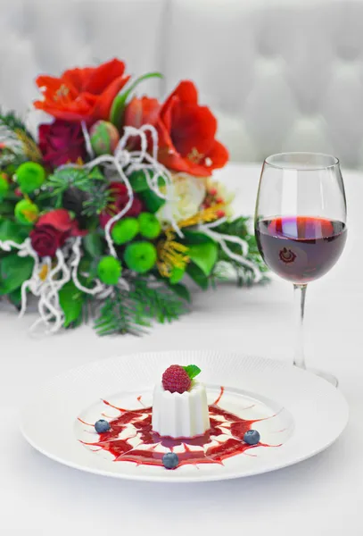 Panacotta dessert with ripe raspberries, — Stock Photo, Image