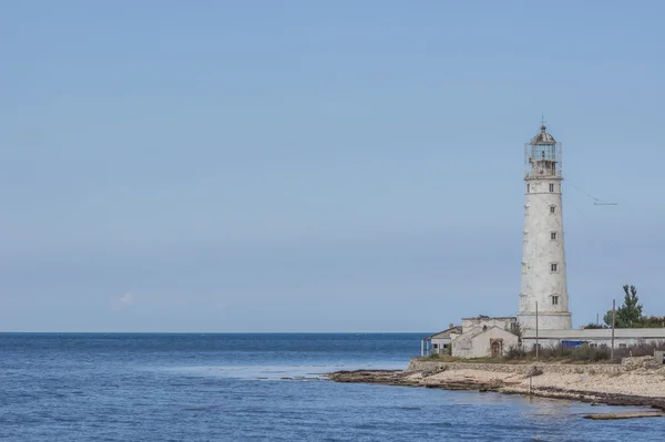 Vuurtoren, zee en rock, blauwe hemel — Stockfoto