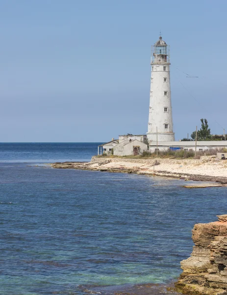 Faro, mar y roca, cielo azul —  Fotos de Stock